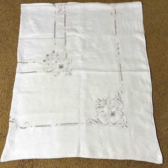 VTG Embroidery Lace Linen Tablecloth 66 X 82 Ivory Seat 6-8 Flaws/ Repairs - Picture 2 of 14